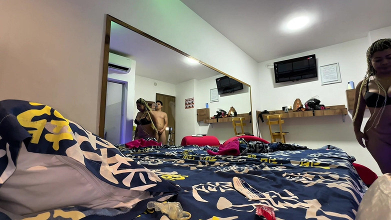 Crisanto999: Sürtük bayan beni kocasıyla toplantıdan sonra sikişmeye davet ediyor