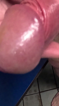 Une grosse bite sexy se masturbe dans la piscine en changeant les couilles carrées
