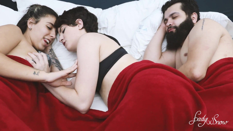 Lady Snow Brasil: Den arsch von zwei kleinen huren zu dritt gefickt