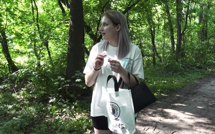 MertyXXX: 肮脏的女孩在公园里乱扔垃圾和小便