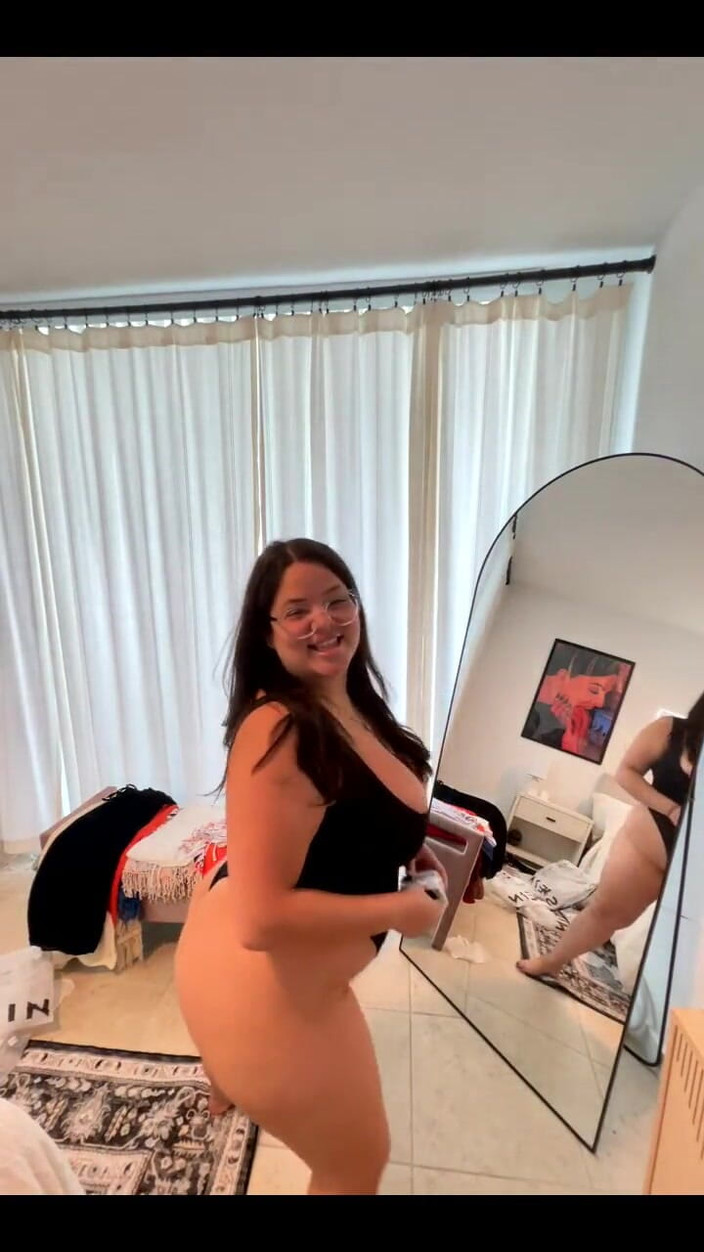 Dani Valentina: Gadis semok dengan tubuh semok ini lagi asik diangkut (edisi liburan)