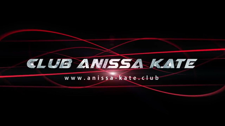 Club Anissa Kate: Anissa Kate wordt gelikt en vingert haar poesje door een...