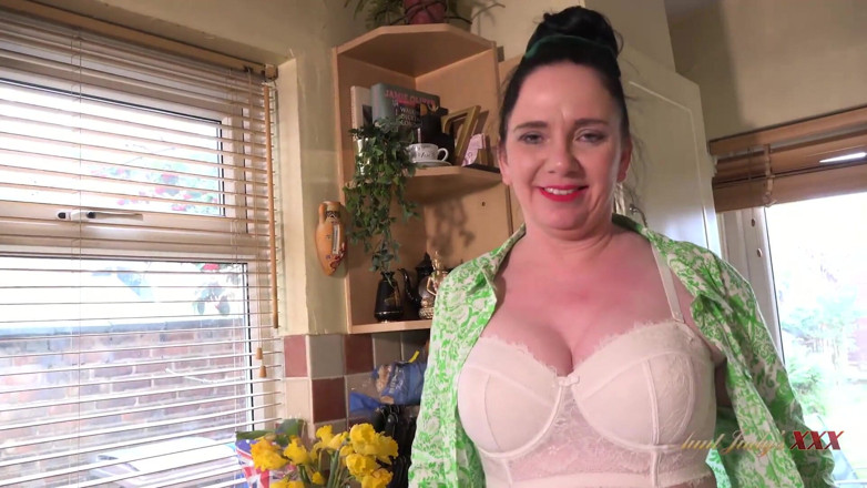 Aunt Judy's XXX: Auntjudysxxx - tombul orta yaşlı seksi ev hanımın kjirsten mutfakta yarağını...