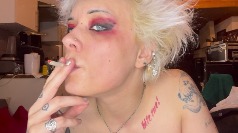 Glitterqueen1999: 3 新的吸烟视频赤裸上身
