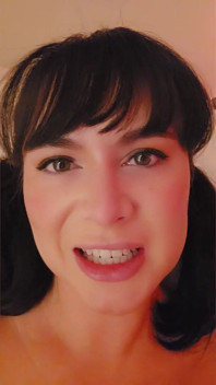 T-mädchen isst nach dem training ihren eigenen sperma
