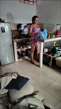 Ibu tiri sebenar saya di dapur matang melancap Saya menembusinya yang lazat