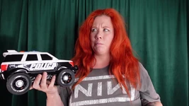 Deanna esmaga seu velho carro de brinquedo que você ama depois de humilhar você por brincar com ele ainda! Esmagamento em botas de combate