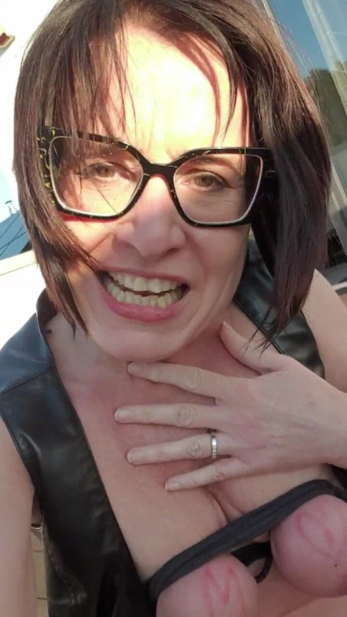 JulieEroticDress: 줄리가 테라스에서 물장구를 튕긴다