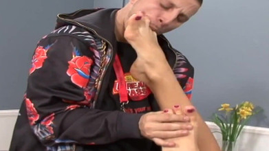 SEXUAL SIN: 足ファッカーズシーン-4 ランジェリーのスリムなブルネットは彼女のザーメンの足を吸う