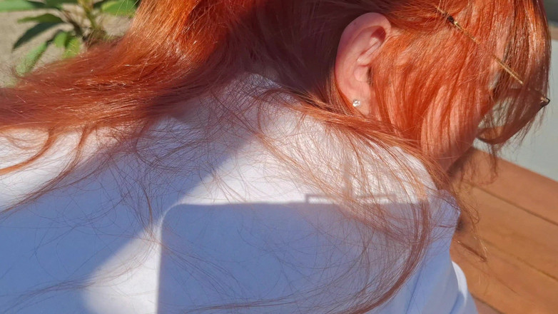 Porcelain Doll: 在花园里操无辜的红发女郎