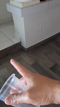 Kamu mau minum soda yang keluar dari lubang pantatku?