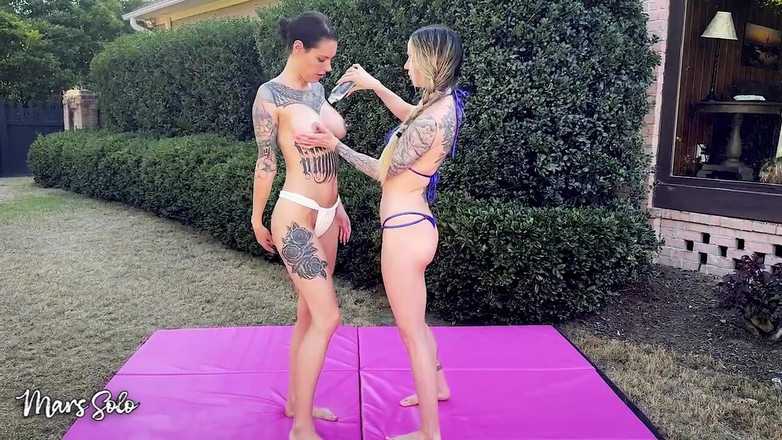 Mars solo: Gulat seks berlumur minyak dengan strap-on di ronde hukuman - mars...