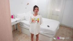 "Elena, din pojkvän är ett rövhål!" Petite spansk massy sweet lär sin vän en lektion