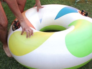 Inflatable Lovers: Înot mare