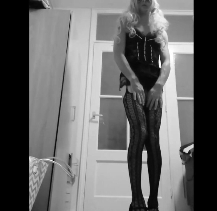 Sissy husband solo: Sissyhusband Posing and Dildo Complication