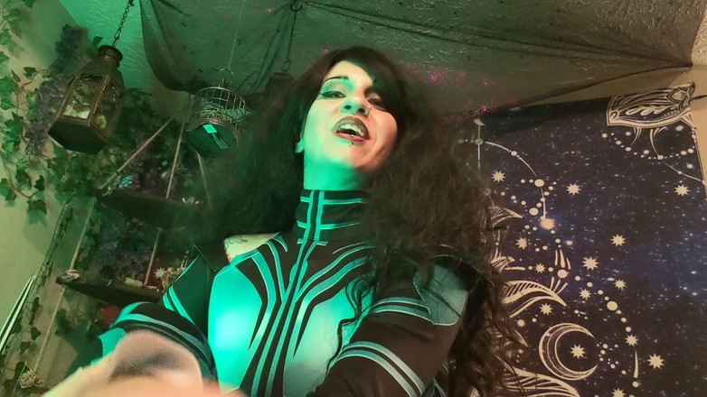 Geeky Femdom: Hela zerstört captain america