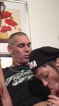 非常漂亮的大鸡巴和熟女的素人3P色情场景