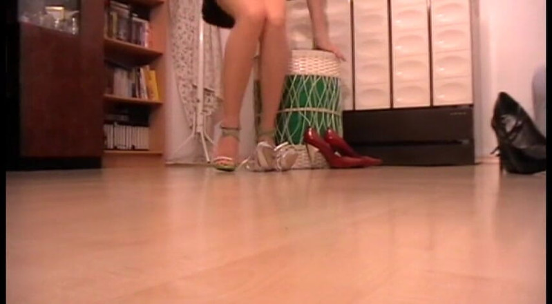Foot Girls: Genç kız ve onun çok fazla yüksek topuklu ayakkabısı