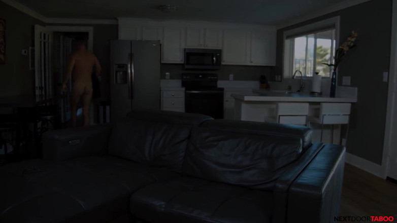 Next Door Studios: NextDoorTaboo - tatăl vitreg pervers îl urmărește pe fiul vitreg masturbându-se