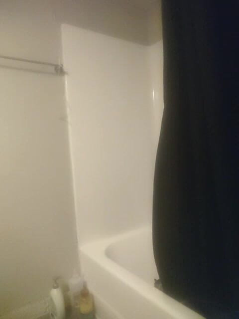 K8e Snow: 화장실에서 옷을 입어보기