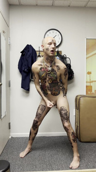 Twink masturbándose mientras consolador follada