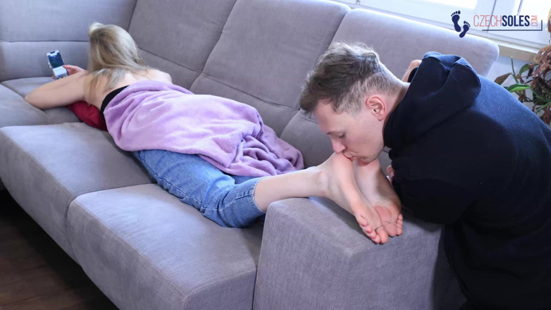 Czech Soles - foot fetish content: Adoração ao pé fedorento da namorada