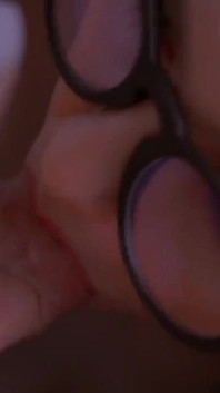 Sıska orta yaşlı seksi kadın erkeğinin yarağını emiyor ve oral dölleniyor.