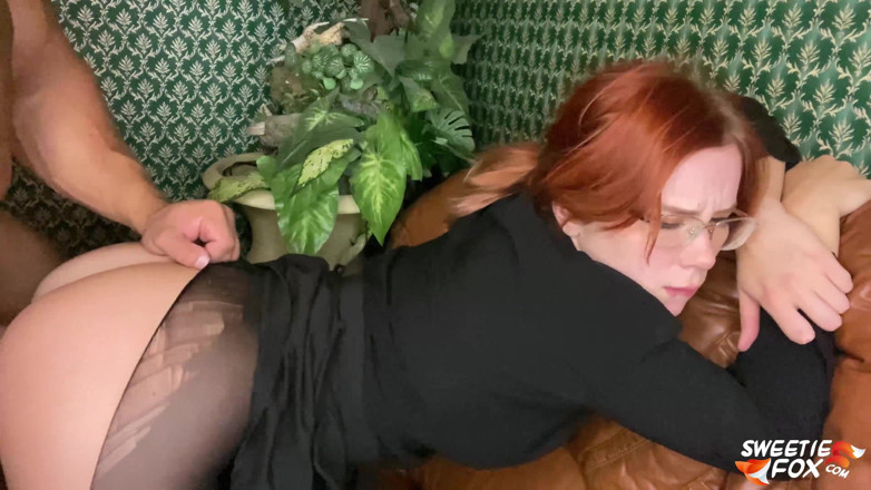 Sweetie Fox: Profesoară excitată ia adânc în gât pula studentului, se fute dur și...