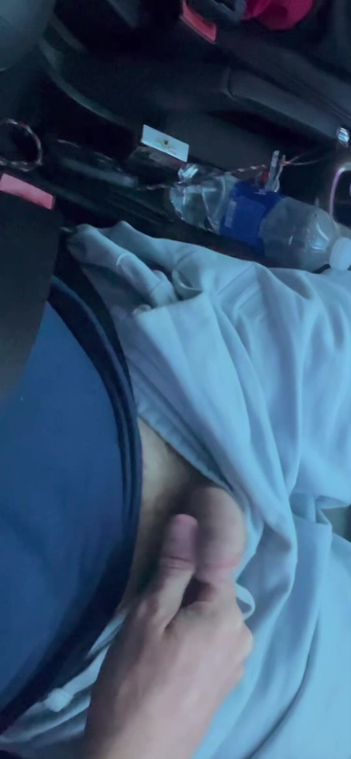 Quan Vietnam 18: Yaşlı adam genç Uber sürücüsünün yanında mastürbasyon yapıyor ve yardım...