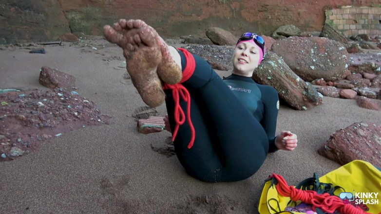 UKCuteGirl Lucy Lauren: Neoprenanzug, Wellen und Kink: das unerwartete bondage-abenteuer eines Schwimmers
