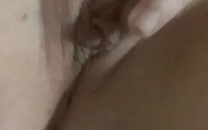 Foxxyybmmm: Watch me play with my pink pussy till I cum