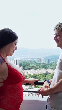 Isteri yang tunduk bercinta dengan rakan sekerja suaminya yang cuckold