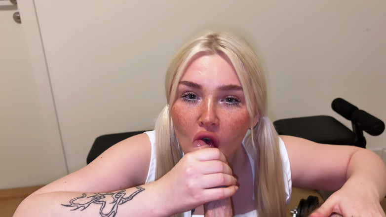 Blondessa: ¡Una corrida masiva para tu hermanastra!