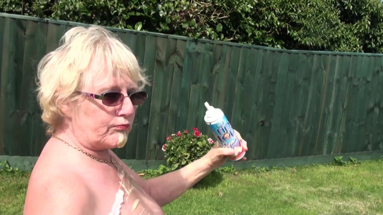 Dirty Doctors Clips: Sploshing in the garden