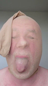 팬티스타킹으로 만든 마스크를 쓴 셀카 콜라주