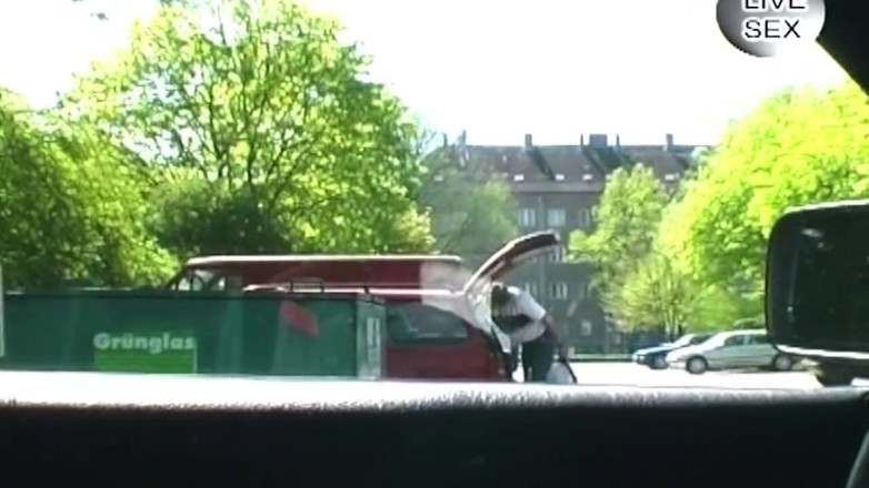 German bitch hunter: Une bombasse baise sa chatte mouillée avec un gode bleu...