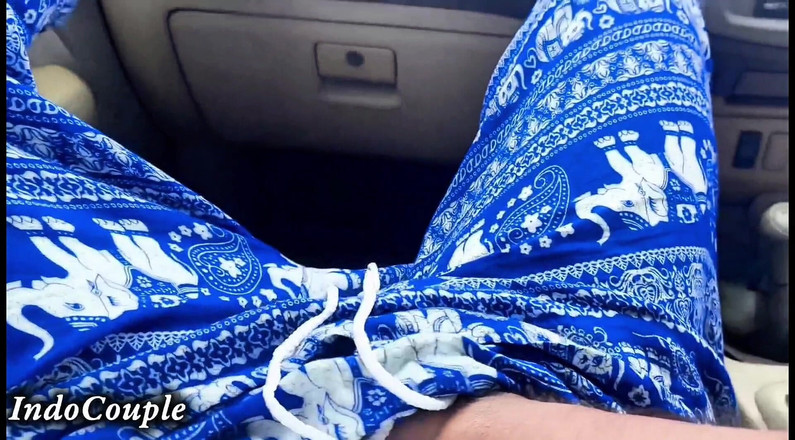 Indo Couple: 섹시하고 섹시한 히잡을 쓴 학생의 아내가 자카르타 대학에서 그를 초대했습니다. 내 자지를 차 옆에서 놀아