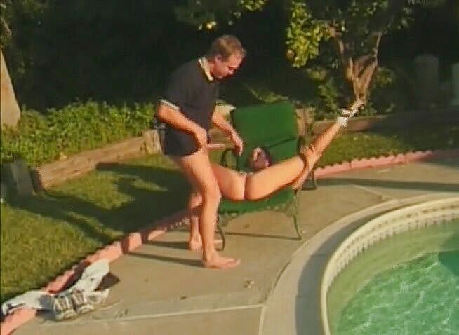 Analiscius: 丰满的黑发熟女被肛交并被口爆