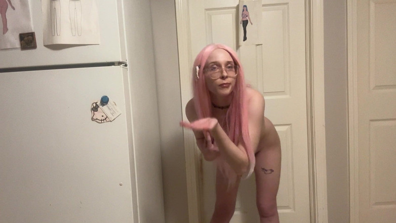 EmoDream1998: लड़की फर्श पर फुहार छोड़ती है और उसमें खेलती है