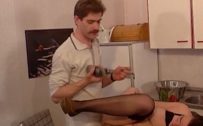 Hardcore German Club: 来自德国的丰满继母在桌子上