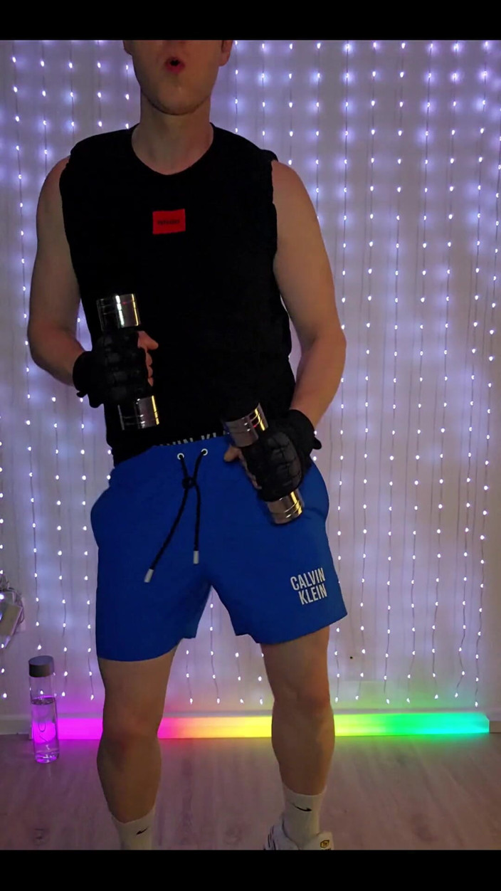 Roman Heart: Fitness cvičení v modrých šortkách