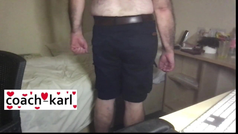 Coach Karl dude lodge: 파란 반바지를 보여주는 칼 코치