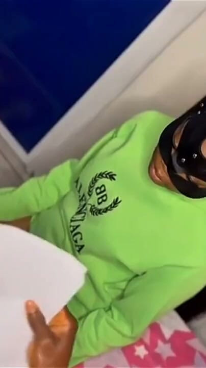Spectacular porn: Sie verführt den Postboten und gibt einen erstaunlichen blowjob.
