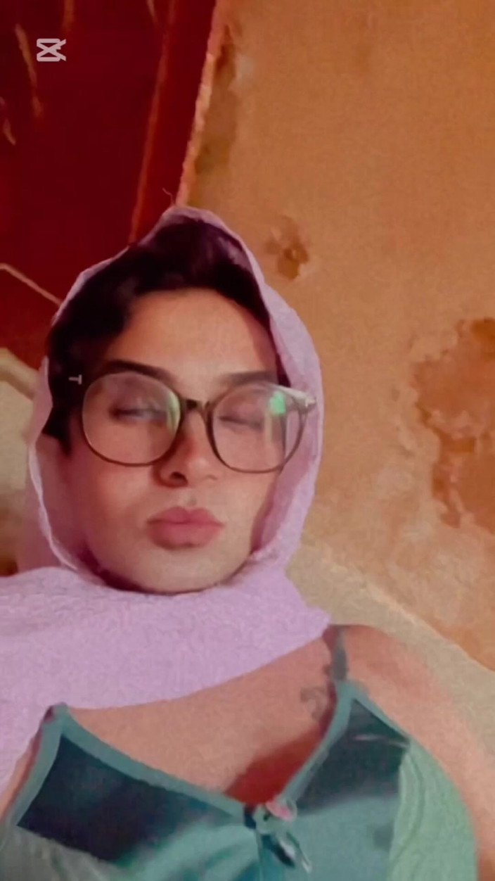 Apple00001: Vreau să împart curul ăsta morocănos care este pe podea.