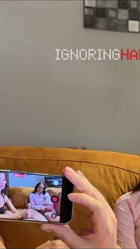 Dos esposas milf increíblemente hermosas engañan a su marido para darle una paja descuidada a un chico con semen descontrolado