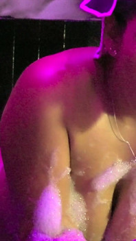 Saraboom - fata de la Onlyfans cu cel mai mare și mai suculent fund pe care îl vei vedea vreodată, se încălzește în jacuzzi înainte de gangbang