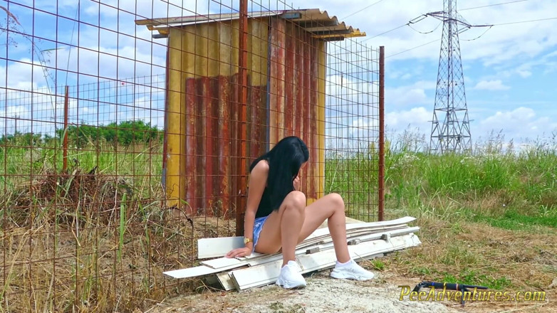 Pee Adventures: Sexy brunetka rychle čůrá vedle domu ve stavebnictví