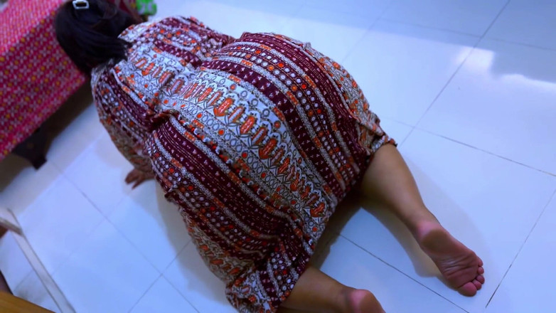 Aria Mia: Ibu tiri mesir yang cantik terjebak di dalam meja sekarang...