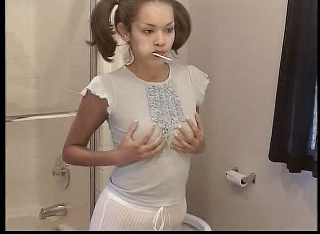 Alfacontent: Chuda nastolatka Latina bierze białego kutasa w dupku