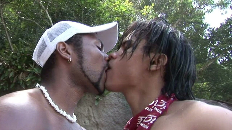 Crunch Boy: Chico musculoso latino follado a pelo en playa